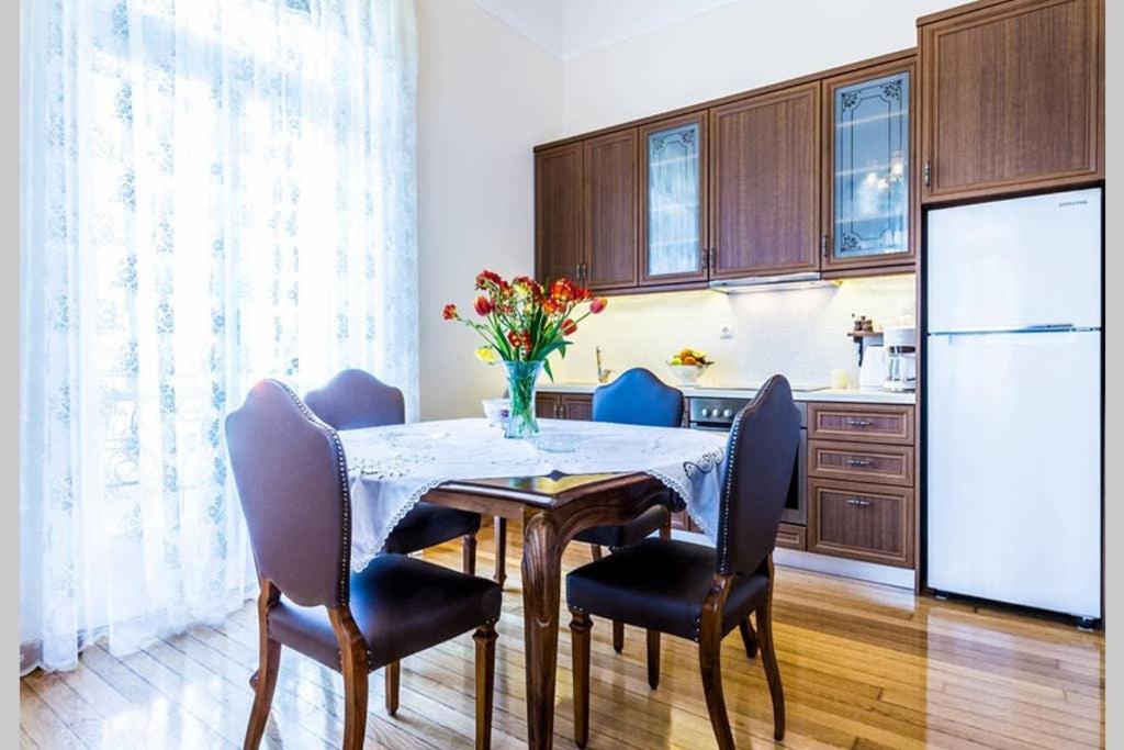 Appartement Neoclassical With 3 Bedrooms In *